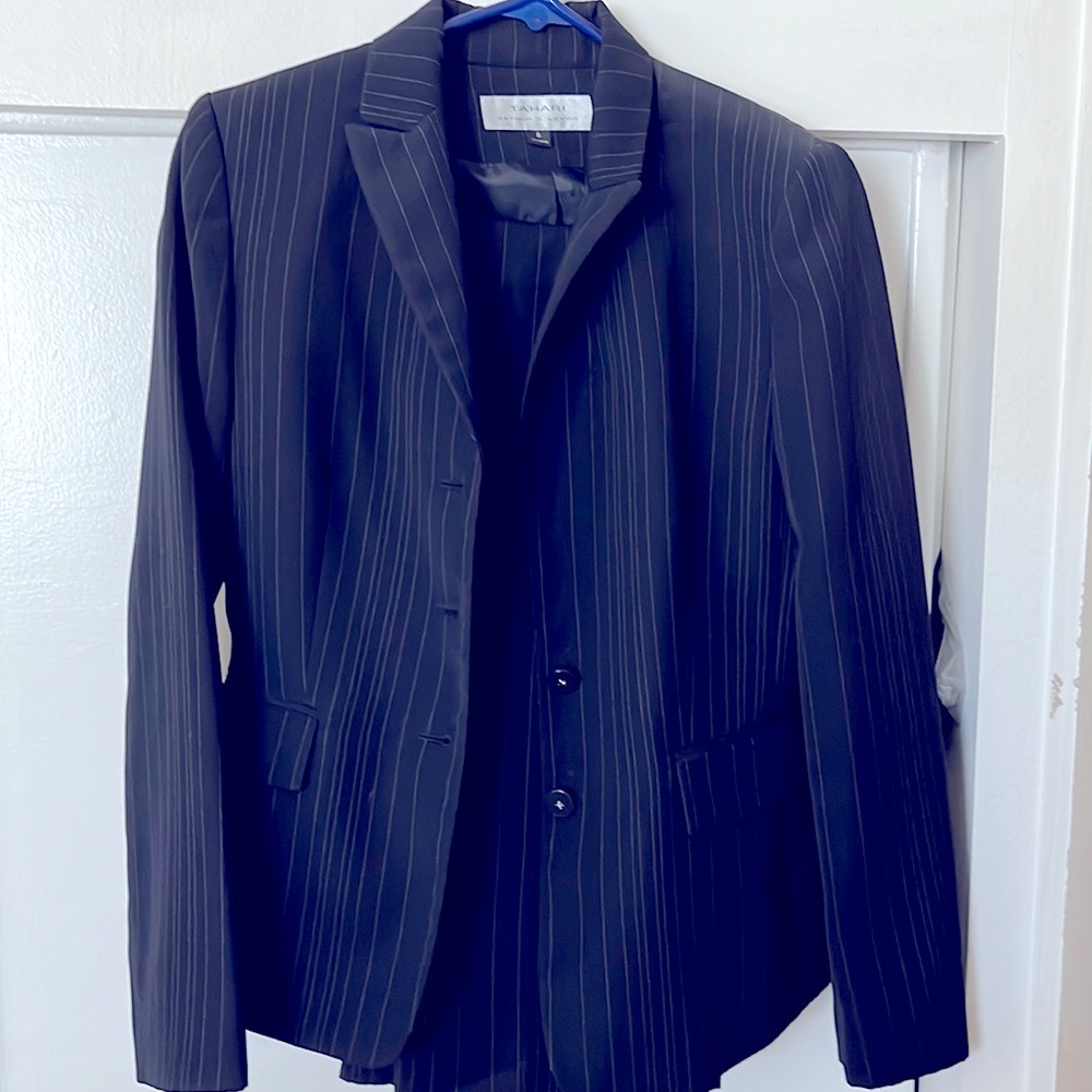 Tahari Arthur Levine Navy Blue pin striped suit Size 6